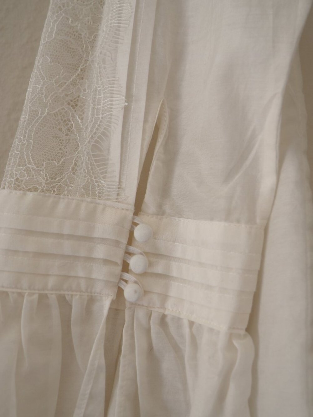 White House Black Market Long Bell Sleeve Lace Blouse sz 4 - Picture 12 of 12